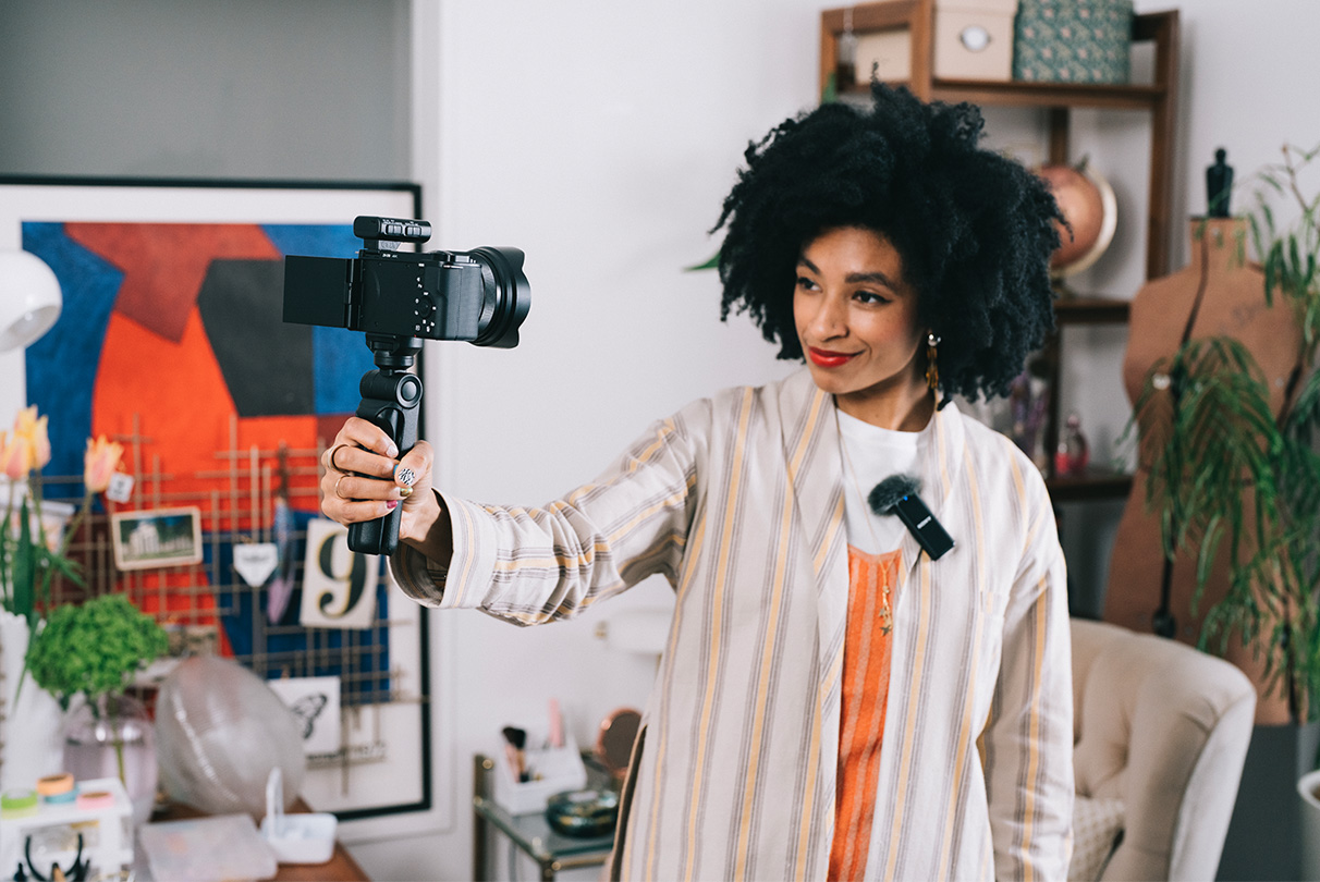 Oubliez les problèmes d’interférence du câble de la transmission audio analogique. Connectez la ZV-E10 à un appareil Sony doté d’une interface audio numérique par la griffe porte-accessoires multi-interface pour profiter d’un son clair, entièrement numérique et à faible niveau de bruit. Ou vous pouvez brancher votre micro favori par la prise micro de la caméra pour bénéficier d’un son encore meilleur.