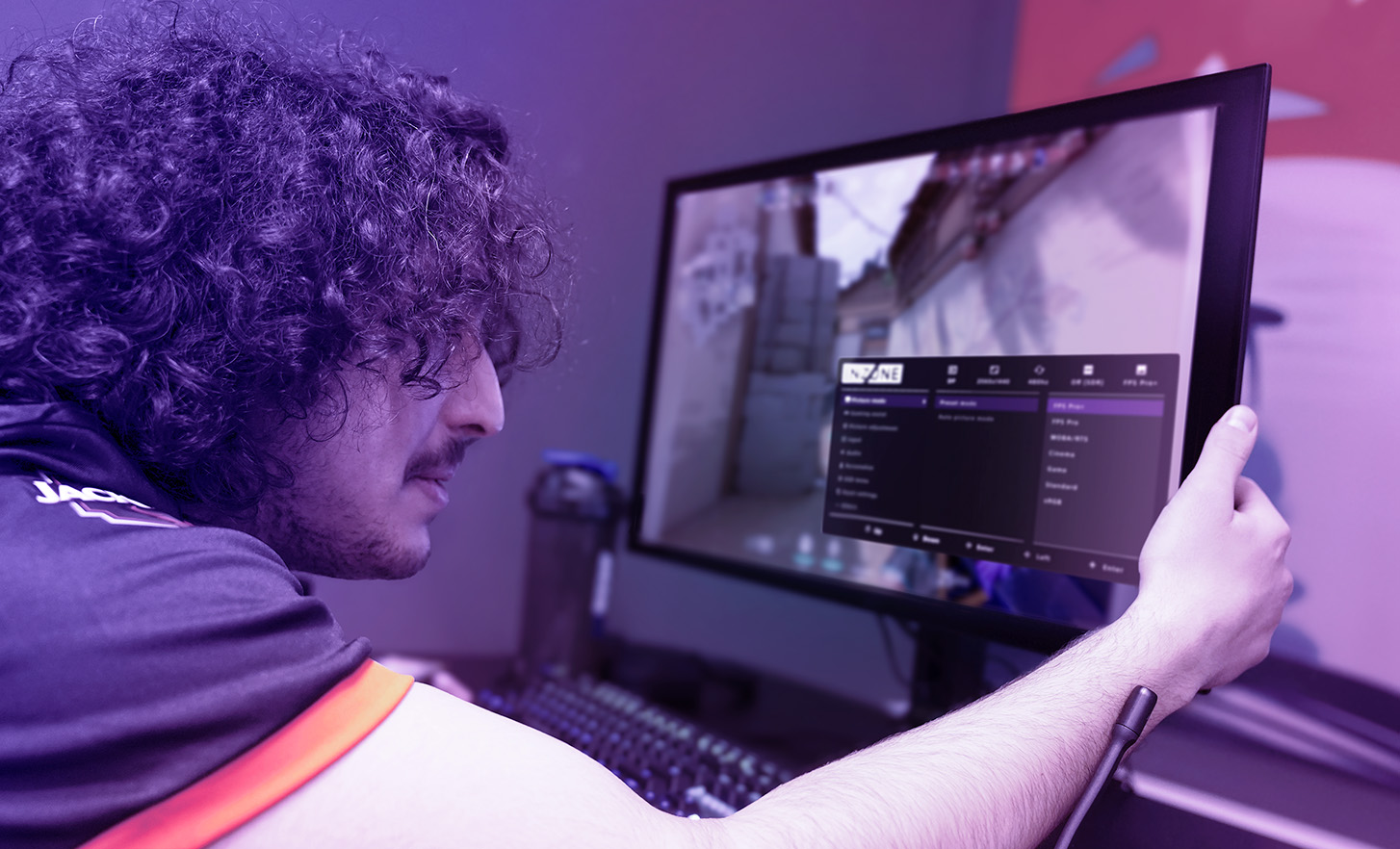 Un membre de l’équipe FNATIC analysant avec attention les données du jeu sur le nouveau moniteur pour jeu vidéo M10S