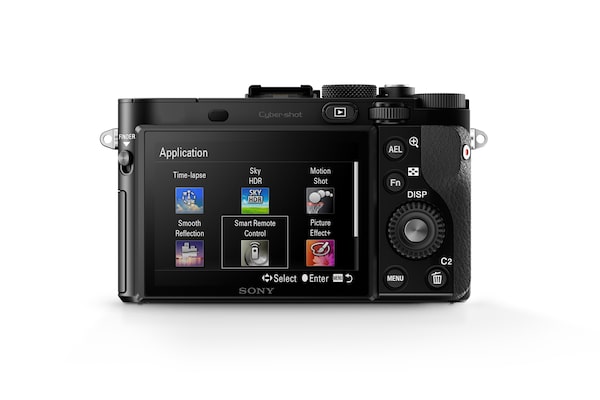 RX10 III with F2.4-4 large-aperture 24-600mm zoom lens | DSC